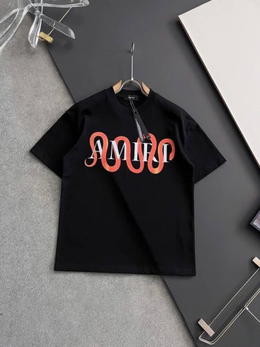 amiri 25Ss夏季新款圆领短袖T恤！270克重磅高端纯棉面料，手感质感都极完美！修身裁剪设计干净利落！时尚又好看！走线做工非常精致！版型效果超赞！而且透气