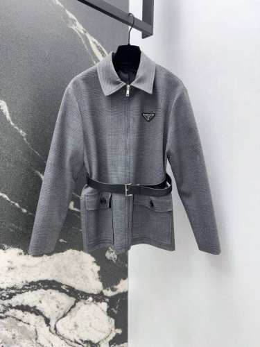 25SS 早春新品经典三角标格纹风衣外套 这款外套简直就是时髦标杆 版型完全不挑人一整个复古氛围感拉满 双口袋做法搭配腰带凹造型 属于非常耐看的配色 灰色调高级
