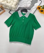 miumiu2025新款双层领针织上衣，定制纱线织造 质感高级 光泽舒适 针织翻领半开襟上衣剪裁 通体利用钩针肌理交织 勾勒出细密纹理图案 凸显穿搭高级感 领口