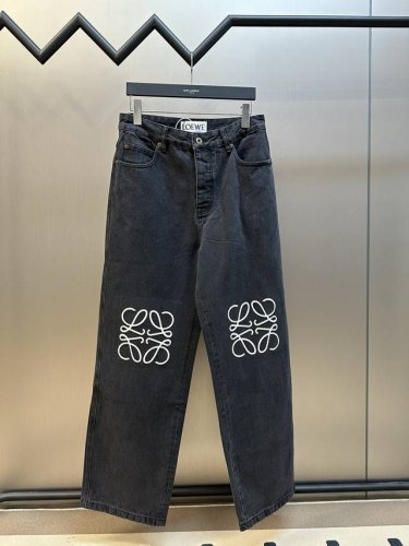 Loewe Anagram单宁牛仔裤 面料采用紧密双芯纱。膝盖处饰有激光切割Anagram，经典Loewe皮标标识点缀，科技感十足。 采用激光切割，人工拆开裤筒