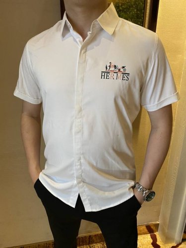 Haiyu 爱玛仕 今年夏季新款衬衫 官网同步 彰显出现代又个性的时尚魅 上身效果随意搭配都是那么的帅气 采用支定制俯绸棉 高端衬衫专门面料 质感柔软舒适 立体
