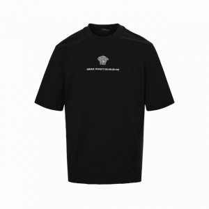 versace 范思哲 25Ss 美杜莎刺绣徽标短袖 采用32支双纱精梳平纹280G 面料订染颜色 后整蚀毛后 对照原版做丝滑超柔处理 布面肌理股线清晰明显 刺