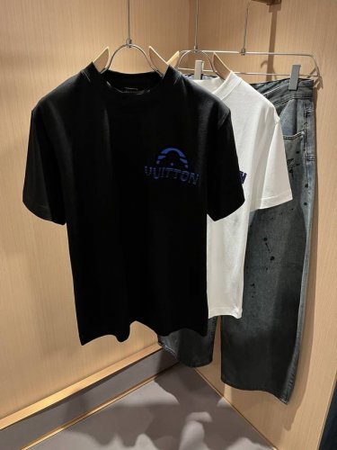 louisvuitt*路易*登 2025春夏全新系列单品上线，非常时髦前卫的一款男女同款短袖T恤，标识Logo图案印花压绒修饰！区别于以往的不同，宣示品牌传承多