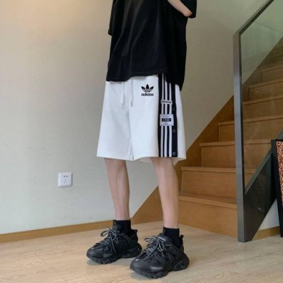 上新 adidas 阿迪达斯三叶草 夏季海外版专柜限定侧边三条杠撞色拼接休闲运动短裤五分裤 男女同款 阿迪夏季爆款短裤 裤型两侧阿迪三叶草撞色三条杠拼接设计 搭