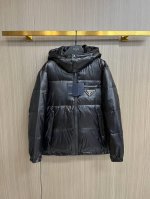 P570 普拉达 三标齐全 2025Ss冬季新款羽绒棉服外套，秀场新品品相非常完美，舒适保暖，色泽饱满诱人，非常出彩的设计，轻松将时髦感进阶，做工极为考究严谨，