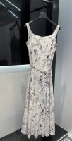 dior 25Ss春夏新款 花卉印花大U领连衣裙丨独家高版出品 进口纯棉材质 质感高级 舒适细腻 吊带背心连衣裙剪裁 背心吊带作挖肩处理 修饰肩颈线条更显纤细