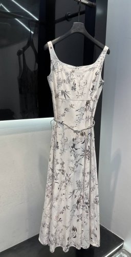 dior 25Ss春夏新款 花卉印花大U领连衣裙丨独家高版出品 进口纯棉材质 质感高级 舒适细腻 吊带背心连衣裙剪裁 背心吊带作挖肩处理 修饰肩颈线条更显纤细