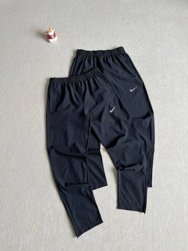 nike 耐克 男子运动跑步训练速干透气拉链裤脚梭织长裤 货号:Bv4841-010 今夏最帅的速干长裤单品 轻盈的梭织面料 上身体感绝对让你爱不释手 升级版面