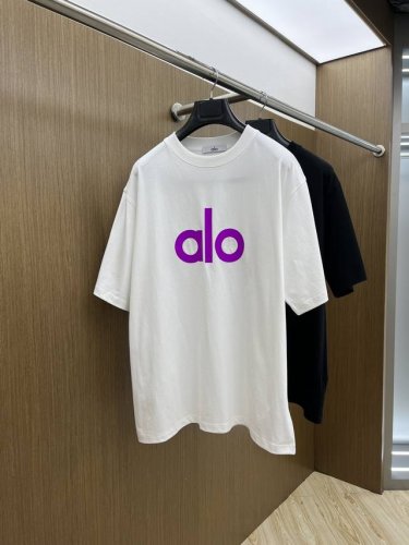 新款 Alo 2540Fw春夏新品圆领打底外穿T恤，立体感Logo微廓形半袖活性纯棉打底T恤，棉，手感面糯有骨感，柔而有韧性。工艺处理，韧性和抗皱性能得到大幅度