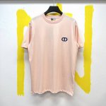 P160Dior宽松版型T恤粉色棉质平纹针织面料Cd Icon 标志 Size :S-Xl 这款粉色T恤结合典雅气质与休闲风范。采用棉质平纹针织面料精心制作，胸