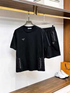 prada普拉达 2025新款套装采用客供独家进口定制面料，面料表面非常有质感显而易见，上身透气轻薄十分舒适，细节处彰显设计特色与精湛工艺，整体细节美妙绝伦！整