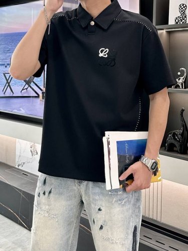 Loewe 2025春夏新品polo衫，尽显低调奢华。经典黑色沉稳大气，质感上乘的面料带来舒适穿着体验。精致的品牌标识刺绣，巧妙点缀于胸前，彰显独特身份。领口与