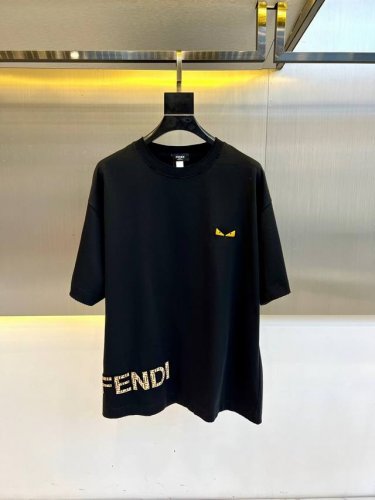 fendi、2025春夏男士新款Logo圆领短袖T恤。进口定织面料，%100纯棉、面料手感丝滑柔软，透气亲肤性极佳，着身无比的舒适，整体质感相当之高！衣身胸前标