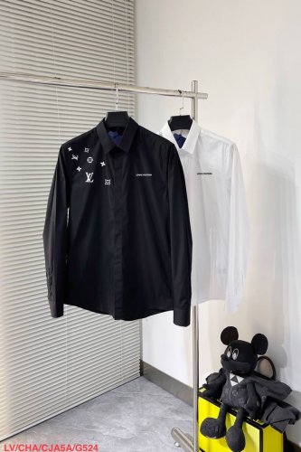 G524 Lv 路易威登 Lv 专柜同步有售，时尚休闲翻领长袖衬衫，进口原版科技面料，做工极为复杂，唯一可以做代购级别的渠道狠货，经典印花工艺字母Logo，档次