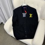 Louis Vuitton路易威登 1*V秋冬新款胸口字母大Logo针织外套 纱线为32支双股纱线 由30%羊毛与70%棉组成 既有羊毛的保暖度 又有棉的舒适度
