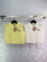 miumi*2025新品上架 翻领抽绳针织马甲 定制Yb羊毛纱线织造 轻薄舒适 透气性更好 翻领马甲版型 两侧以抽绳调节 叠穿单穿均能穿出松弛工装个性 标志性字