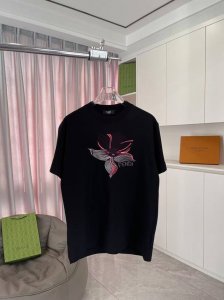 Fd 芬迪2025夏季新款 个性字母Logo印花 定制面料300G 短袖T恤 男女同款 颜色：黑色 白色 粉红色 天蓝色 尺码：S M L Xl Xxl 五个码