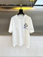 Ch克罗心、百搭经典圆领顶级元素融合打造，25S最新款短袖，面料采用进口加绒莫代尔纯棉，入手便知非常柔软，上身亲肤感 极好！！面料带有很好的弹力，舒适透气修身显