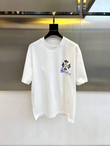 Ch克罗心、百搭经典圆领顶级元素融合打造，25S最新款短袖，面料采用进口加绒莫代尔纯棉，入手便知非常柔软，上身亲肤感 极好！！面料带有很好的弹力，舒适透气修身显