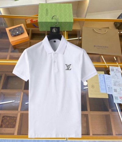 Lv 2025Ss夏季新款字母Logo男士翻领polo衫！经典商务男款，高端男装的天花板级别的商务男款！简约时尚大气不失优雅，单穿内搭体面过人，品质控 细节控的
