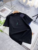 Lv 夏季新品凹凸工艺，高定面料 玉蚕丝般的丝滑 时尚经典圆领短袖时尚单品设计，更加时尚舒适，高标准定制，上身非常有型 客供辅料，客供进口高档面料质感非常细腻，