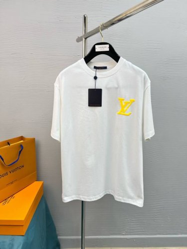 高品质 Lv 25Ss经典配色T恤新品！！款式相当的青春活力，朝气澎湃！！新一季主打的小熊系列，采用一级印烫的高规格标准.色调过渡呈现的立体感很强，优选280G