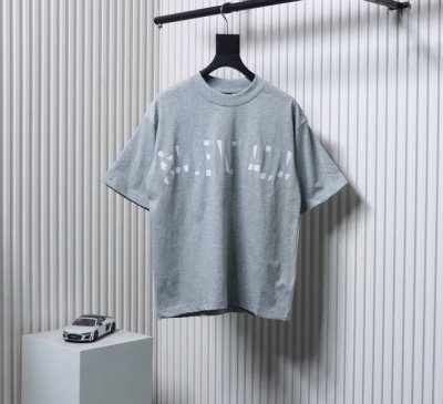 Balenciaga 巴黎世家水洗做旧复古短袖T恤 采用32S 1*2精棉双纱平纹，260克；搭配32S 1*2精棉双纱1*1罗纹，320克。水洗黑环保定染面料