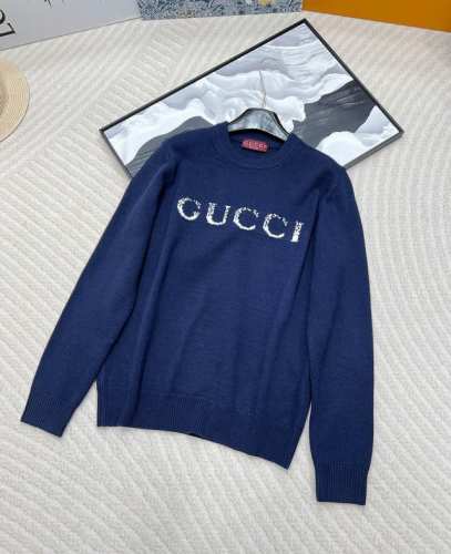 GUCCI24Ss秋冬饰GU嵌花藏蓝色羊毛衫匠心打造 常规版型藏蓝色针织羊毛衫，缀饰品牌标志性专属logo消散点状Gu标识嵌花设计。适合乍暖还寒季节交替时节穿着