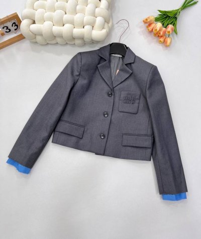 miumiu25Ss早春新款徽标字母学院风羊毛短款小西装。高版出品！以别样的比例细节设计重释传统风格款式糅合正装与摩登格调的单品，真滴太值得日常拥有了～高阶羊毛
