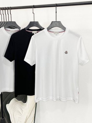 新品 经典款Moc25Ss春夏新款平纹针织棉布圆领短Tee 男女同款红蓝字母标识刺绣休闲套头短袖T恤衫 贸易公司渠道稀出 领先官网发售 穿着它走在街头巷尾 你或