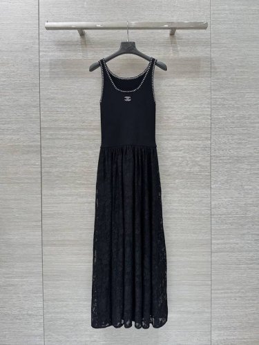 原单品质，独家首发 Coco女孩 25春夏新品系列，高级针织背心拼蕾丝下摆连衣裙，承包一整个夏天的宝藏百搭单品！经典纯欲系极简风，拼接设计独特又不失气质高腰A字