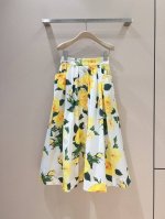 Dolce & Gabban*A 春夏半裙新款~ 府绸棉黄花卉印花中长半裙、收腰伞摆，2侧大口袋装饰，后腰隐形拉链与松紧腰设计，加持比例修身腰围，拉高腰线。 鲜