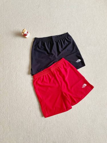 掌柜自留款！Tnf 北面 男子防泼水户外短裤。北面新品春夏短裤，采用Dwr防泼水面料，主要功能是将水分阻截在面料表层，从而增强透气性，加快干燥速度的同时能有效阻