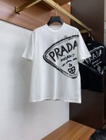 普拉达 S-3Xl 微阔版 2025Ss春夏新款 Ss新工艺Logo高品质纯棉质阔版圆领男士短袖T恤 新季新推系列将手绘巧妙融入设计 塑就一系列充满复古风情的运