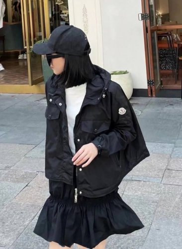 moncler蒙口！专柜款！定制字母Logo金属五金连帽宽松短款小外套！美爆了！三标齐全！质量赞！白色黑色！码数0 1 2，现货发！ 1码胸围148衣长49