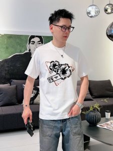 普拉达春夏新款首发专柜最新款短袖圆领T恤 高端订制 设计前卫时尚 品牌Logo重工艺设计 高端定制230克面料.手感柔软.穿着舒适.专柜级别精致车线.做工精细.