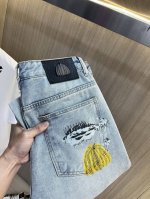 lv路易威登 2025新品男士牛仔裤 面料舒适弹性好。独家发售 时尚优雅 重工艺设计。采用原色酵母水洗工艺 精选进口重磅丹宁牛仔面料 配定制五金装饰 真皮皮牌