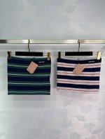 Miu*Iu 25Ss早春新款 徽标字母条纹针织抹胸丨胸前徽标字母设计 在整体的休闲氛围中增添设计感 时髦感十足 男友风廓形版型上身无束缚感 百搭不挑人超级显瘦