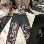 oc-729 lv路易威登 牛仔裤 修身剪裁 面料带弹力 重洗水 颜色超正 后口袋钢印水印图案 颜色 图片色 码数 M-Xxl