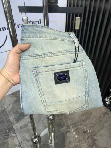 d&G。2025春夏高级时装感，超柔牛仔面料 , 浅色洗水牛仔裤。 面料很特殊，超细精仿棉纱混纺，超柔舒适感。 具备牛仔随性感 ,休闲感 ,6亦有轻松感 ,时尚