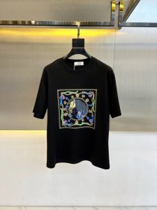 H爱马仕 2025春夏新品男士休闲圆领短袖T恤 轻薄纯棉面料 简单大气的款式 甄选优质100%纯棉 轻薄面料密度紧实久穿不易变形 微弹力柔软有质感 上身舒适性与