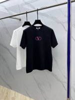 vltn*华伦天奴 2025春夏新品上市时尚经典圆领短袖时尚单品设计，更加时尚舒适，高标准定制，上身非常有型，胸前品牌Logo 客供辅料，客供进口高档面料质感非