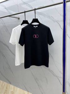 vltn*华伦天奴 2025春夏新品上市时尚经典圆领短袖时尚单品设计，更加时尚舒适，高标准定制，上身非常有型，胸前品牌Logo 客供辅料，客供进口高档面料质感非