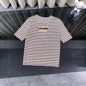 chanel香奈儿25Ss成衣系列多巴胺超甜针织条纹短袖 条纹设计显瘦又高级 刺绣章仔点缀细节感拉满 穿上它瞬间变身法式慵懒女神刺绣章仔 精致又俏皮 细节控狂喜