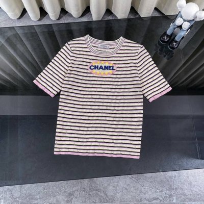 chanel香奈儿25Ss成衣系列多巴胺超甜针织条纹短袖 条纹设计显瘦又高级 刺绣章仔点缀细节感拉满 穿上它瞬间变身法式慵懒女神刺绣章仔 精致又俏皮 细节控狂喜