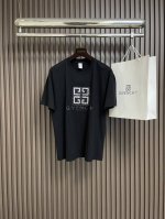 Givenchy 2025Ss 4G字母压胶印花短袖T恤，面料采用230克重精梳棉，定制32支1*1螺纹，成衣两遍水洗处理，面料舒适亲肤无异感，定制定染面料，纺