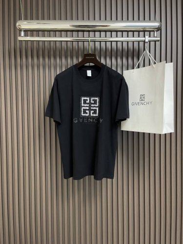 Givenchy 2025Ss 4G字母压胶印花短袖T恤，面料采用230克重精梳棉，定制32支1*1螺纹，成衣两遍水洗处理，面料舒适亲肤无异感，定制定染面料，纺