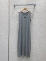Miu Mi* 2025Ss新款 简约背心裙 一如既往的高级感 筋骨感很棒 吸湿透气性也很好，对身材的展示效果比较好，从正面侧面看都倍儿洋气 Sml S后中长1