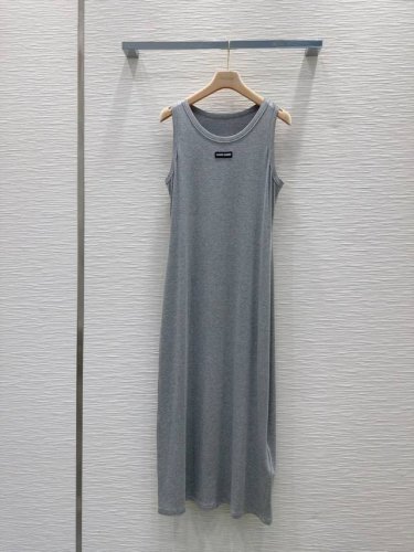 Miu Mi* 2025Ss新款 简约背心裙 一如既往的高级感 筋骨感很棒 吸湿透气性也很好，对身材的展示效果比较好，从正面侧面看都倍儿洋气 Sml S后中长1