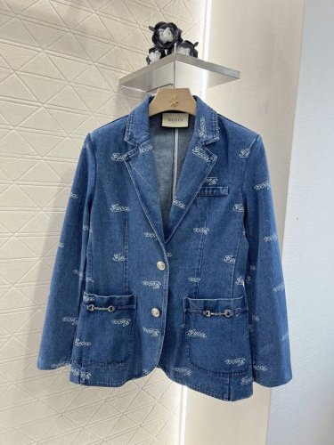 P410Gucc*2025新品上架 激光牛仔西服外套 定制Yb斜纹棉牛仔材质 多重酵素水洗工艺处理 不易串色掉色 柔软亲肤呈现垂顺品相 正肩枪驳翻领西装外套版型